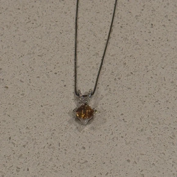 Elegant Gold Pendant Necklace